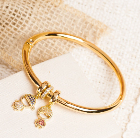 Bracelete Liso com Pingentes Cravejados