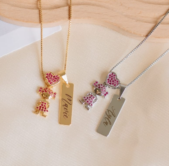 Coração cravejado e plaquinha com o nome gravado 2 filhor