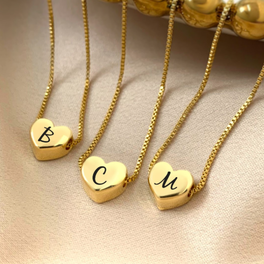 Letra Inicial no Colar Coraçãozinho c/ Gravação a Laser